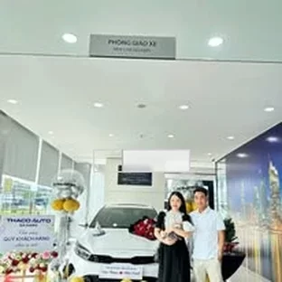Kia Kiên Giang - Hỗ trợ khách kiểm tra xe trước khi nhận.